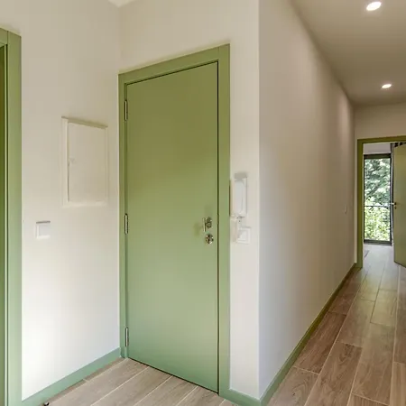 Travel And Live Apartment