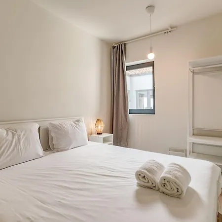 Travel And Live Apartment