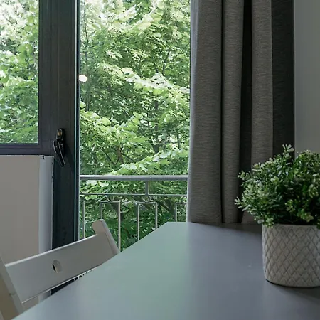Travel And Live Apartment