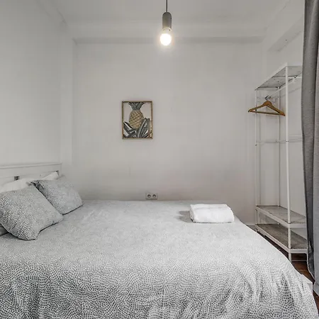 Travel And Live Apartment