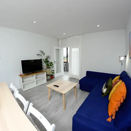 Travel And Live Apartment