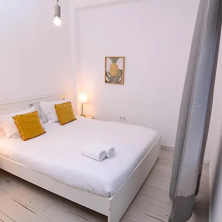 Travel And Live *